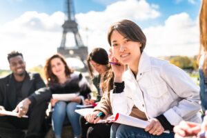 Étudiants internationaux devant la Tour Eiffel