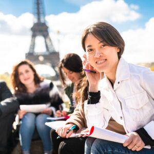 Étudiants internationaux devant la Tour Eiffel