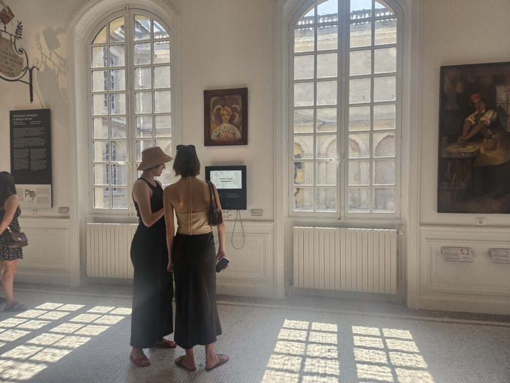 international students visiting Carnavalet Paris