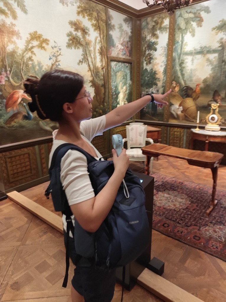 international students visiting Carnavalet Paris